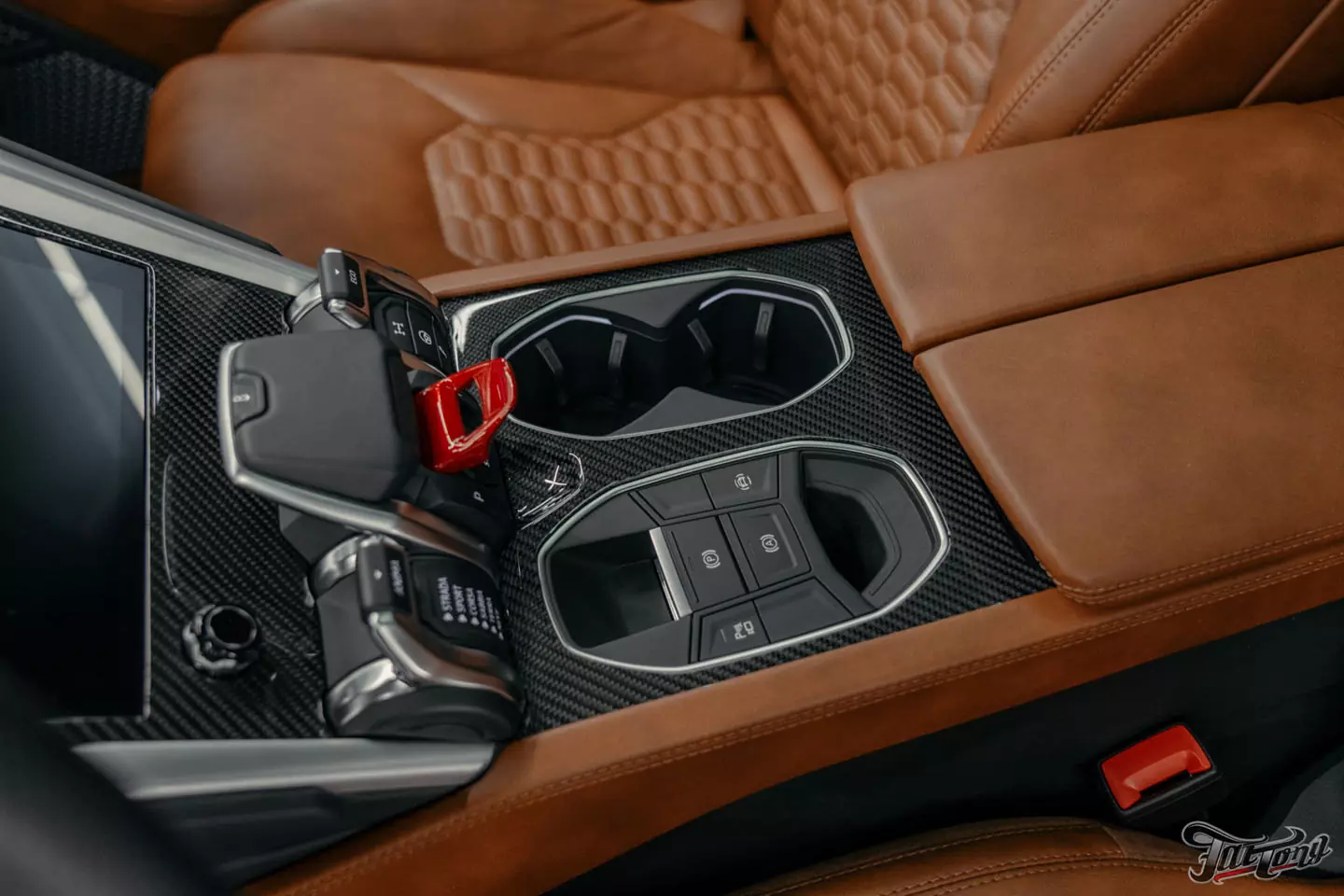 Ламинация элементов салона карбоном в шикарном Lamborghini Urus